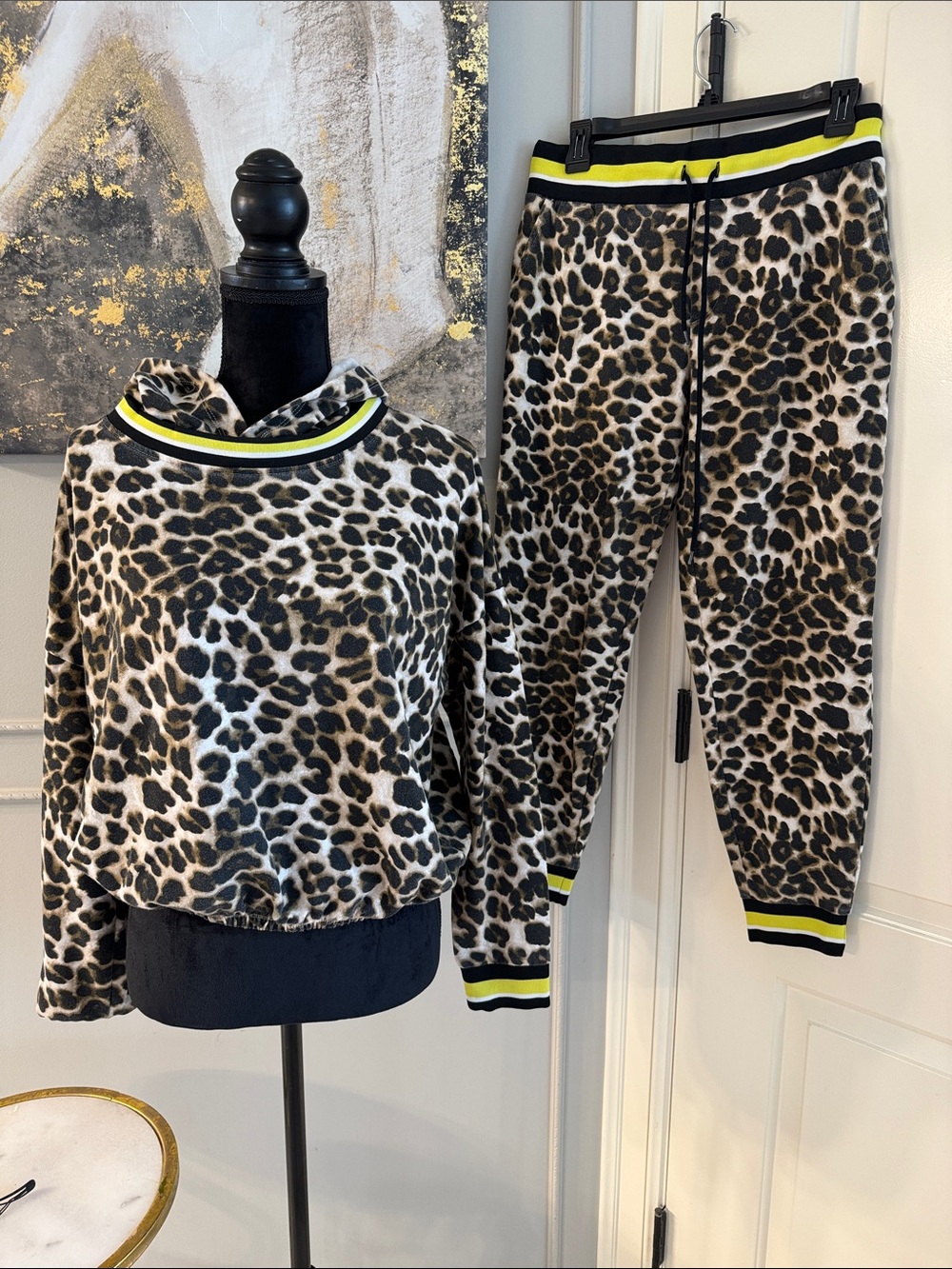 New York and Company Leopard Print women  joking, Set